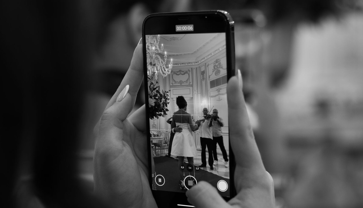 Une scène filmée à la verticale sur smartphone